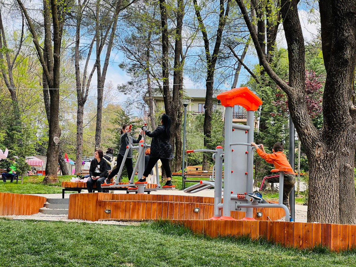 aprtirana's tweet photo. E premtja sportive në Parkun e Madh të Liqenit!🏋️♀️🏋️🏋️♂️
#lifesport
#parkuimadhiliqenit
#këndiiforcës1
#apr #bashkiatiranë
#mëngjessportiv https://t.co/te8ihnmde4