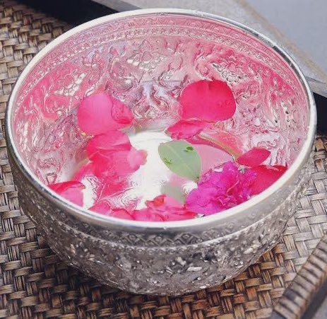 #ศึกคนเทพชนสงกรานต์ 
ลานวัดบัดนี้เนืองแน่นนัก ทั้งไพร่นายต่างพากันเฮละโลเล่นสงกรานต์กันเซ็งแซ่
คุณสัมผัสได้ถึงละอองน้ำที่สาดกระเซ็นมาโดนกาย
“ฮุ ๆ ” เจ้าของเสียงหันมาโปรยยิ้มหวาน ทว่ามือกลับยังวักน้ำใส่คุณเสียนี่

แม่หญิงงามหาควรเป็นม้าดีดกะโหลก 
ทว่าวันดีเช่นนี้เป็นข้อยกเว้น !