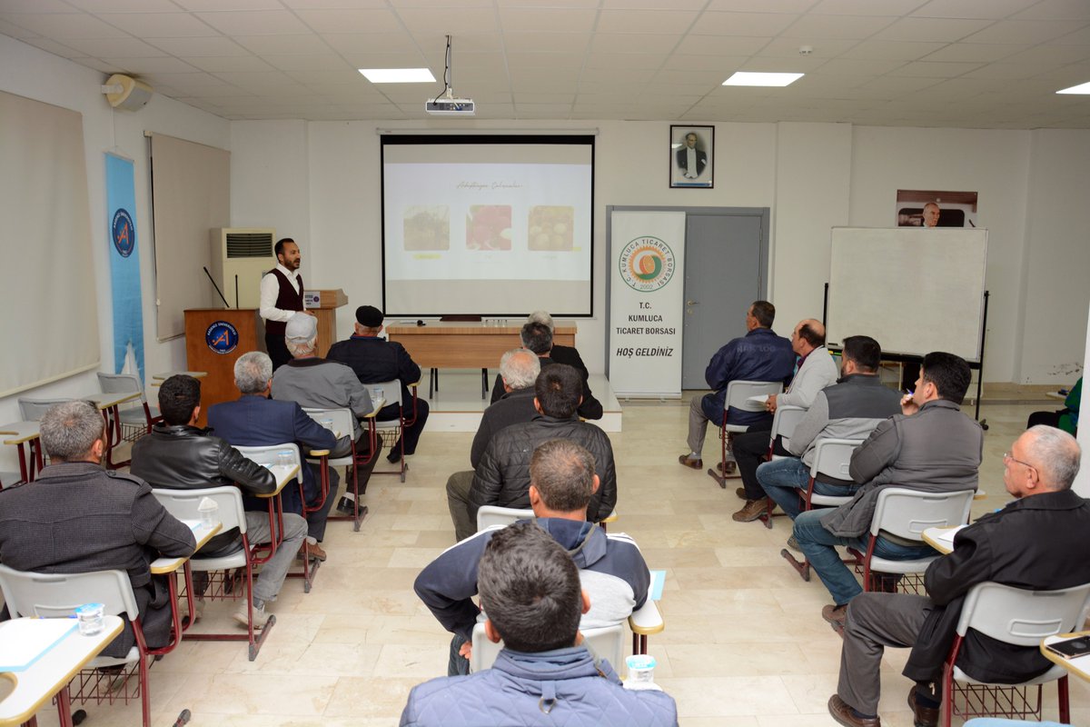 <a href="/kumlucamyo/">KUMLUCA MYO</a> ve Borsamız işbirliği ile düzenlediğimiz Turunçgillerde Budama Eğitimi kapsamında Teorik Eğitim tamamlandı. Katılımcılara, Öğr. Gör. Lokman Altınkaya tarafından şekil, verim ve gençleştirme budamaları görsel sunumla anlatıldı. Eğitimler uygulamalı olarak devam edecek.