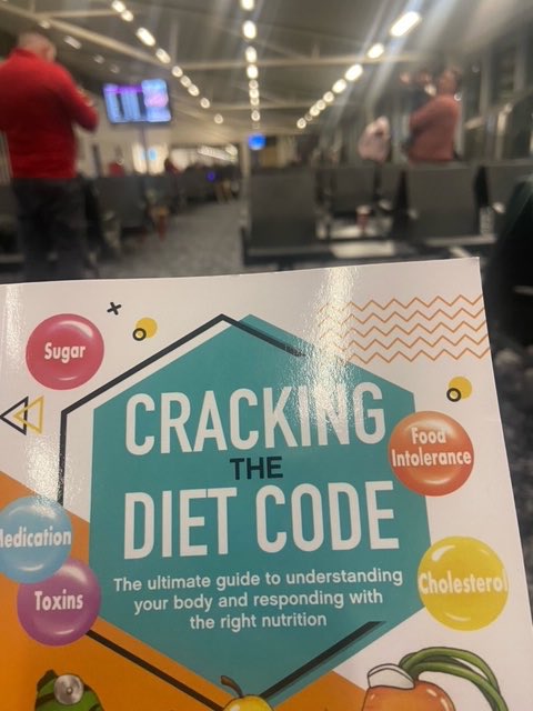 HealthyeatingNZ's tweet image. Received this pic from Edinburg airport this morning - my book is on the move 😆!!