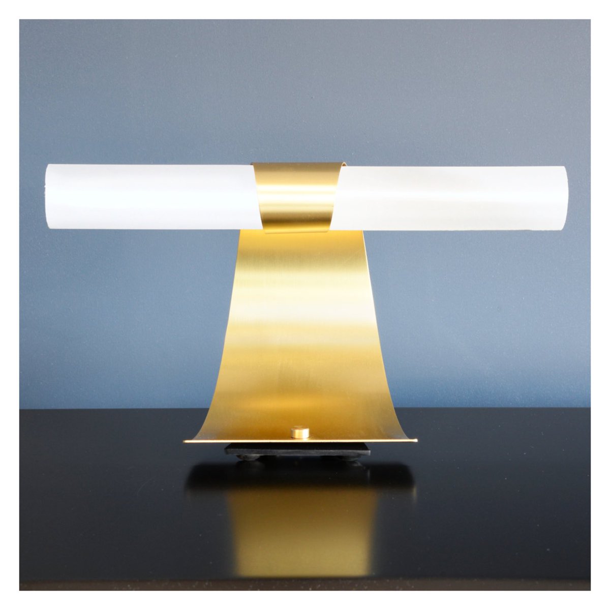 O P U S

Our latest design, the OPUS desk light. 

This elegant desk light features a brushed brass curve that is offset but the elongated linear proportions of the glass diffuser.

A striking light to add sophistication to your home.

#interiordesign #lighting