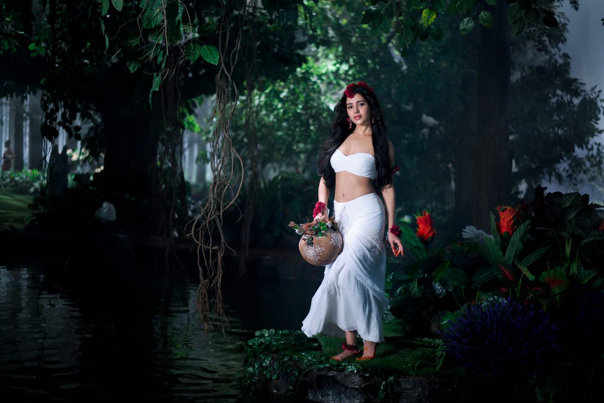 paragchhapekar's tweet photo. Was always in love with #SamanthaRuthPrabhu but after #Shaakuntalam I have become a fan of a whole new Samantha it seems like! SUCH A PRETTY PRINCES Cant believe she is the same woman who just gave us #Yashoda and #TheFamilyMan, but again, she can do anything! Bravo https://t.co/EVFHbqMscf