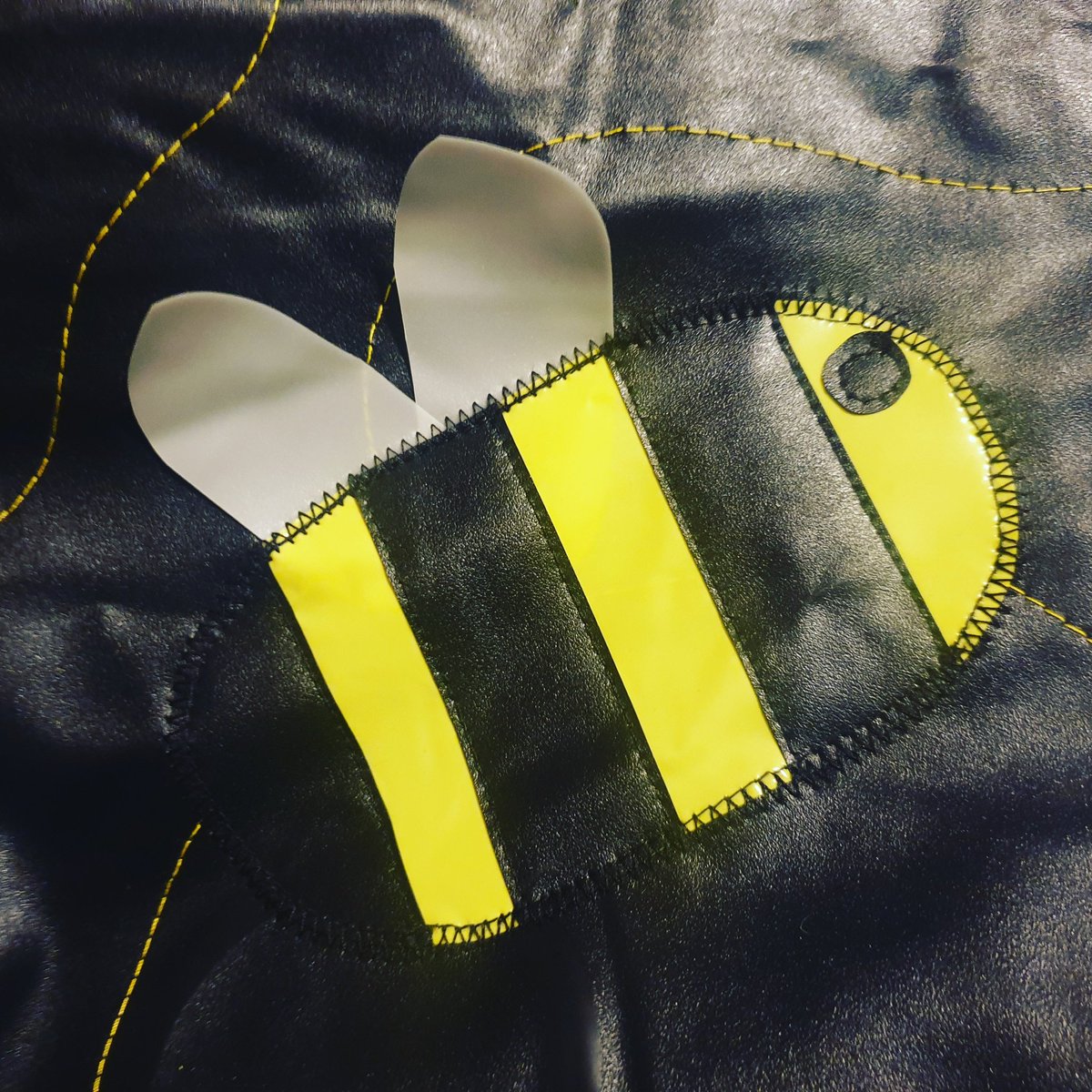 Bee beach bag 

#saveourplanet #savethebees #bees #beesofinstagram #bags #recycledbags #upcycling #reusable #veganbags