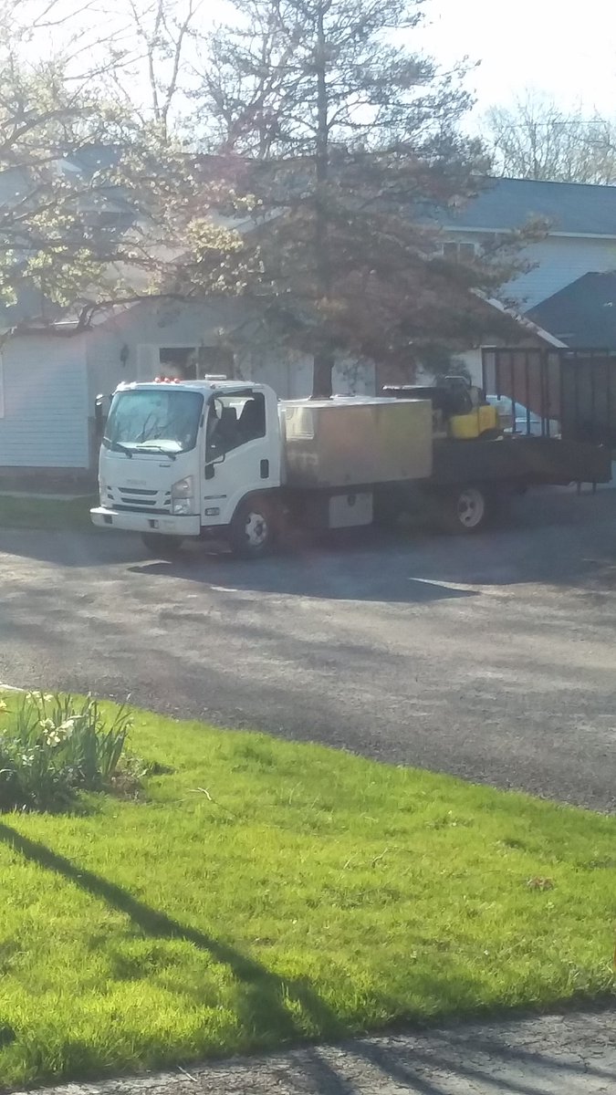 AgProgressUSA's tweet photo. How does this non descript โ โ ๏ธ #chemlawn exposure risk sign pass muster with no company names or # on the sign or truck? Serving my east side #thisisCle condo development ๐คฎ๐คข๐ท @sustainableag @SustainableZon3 @cleveland19news @ToxicFreeMW @EPAMichaelRegan @OhioEPA @USDAScience https://t.co/pLi0PsWHwC