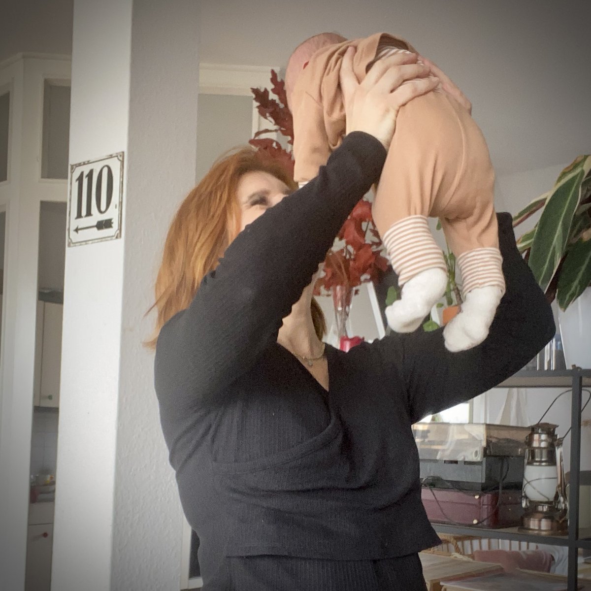 Gemeinsam mit der wahnsinns Chefärztin Mandy Mangler klären @kogelboom &amp; <a href="/KemperAnna/">Anna Kemper</a> über Kaiserschnitt auf. Um Frauen dabei zu unterstützen, eine selbstbestimmte Entscheidung für ihre Geburt treffen zu können. Danke an alle für diesen Move. 💛Zum Podcast: tagesspiegel.de/gesellschaft/g…