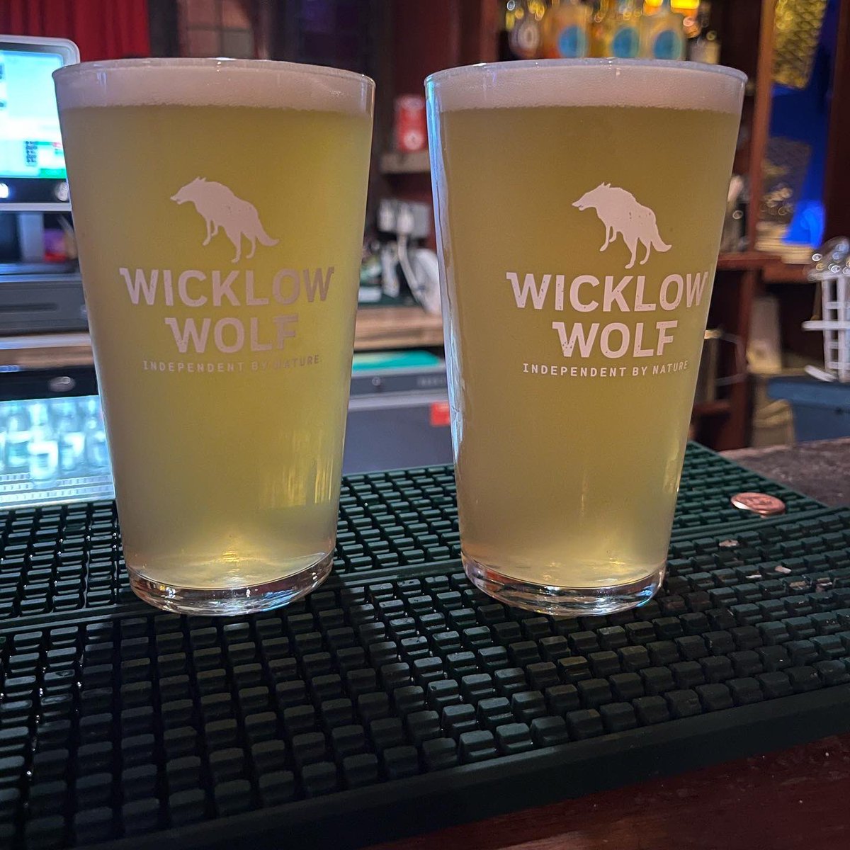 Last night in the Harbour Bar in Bray we sampled the @WWolfBrewery x @OpenHiveHoney Locavore Spring 2023 Hefeweizen on tap. Delicious! #beers #wicklowwolf #honey