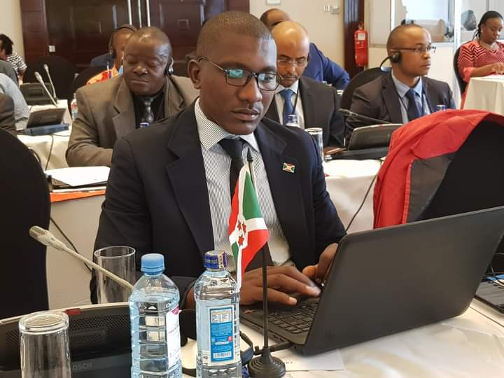 ApolloSmile's tweet photo. Le Burundi est-il pauvre ? Non et oui. 

Non, parce que le #Burundi a naturellement toutes les ressources du monde. L'eau toute l'année, les ressources minières abondantes dont le nickel, l'or, les terres rares, le coltan, etc. Un jour, je discutais avec un ami américain qui a connu le Burundi sous la colonisation. Il m'a avoué que le Burundi a une "montagne" de minerais (un vrai scandale géologique) qui pourraient en faire une puissance économique s'ils étaient exploités et redistribués équitablement. 

Saviez-vous, par exemple, que Hong Kong a une superficie de 1 114 km²  (moins de celle de la province de @Gitega qui est de 1 979 km²) ? Pourtant, il n'a pas les mêmes sources minières que le Burundi. Il est riche grâce aux services et l'ingéniosité de ses hommes et femmes. 

Oui. La gouvernance: la planification économique et sociale, l'application des lois et textes règlementaires ( la force des institutions et pas des personnes), la lutte contre le népotisme et le favoritisme, la corruption, la promotion du mérite, l'enseignement de qualité, attirer la main d'œuvre qualifiée ,  etc. sont des domaines sur lesquels il faut travailler.