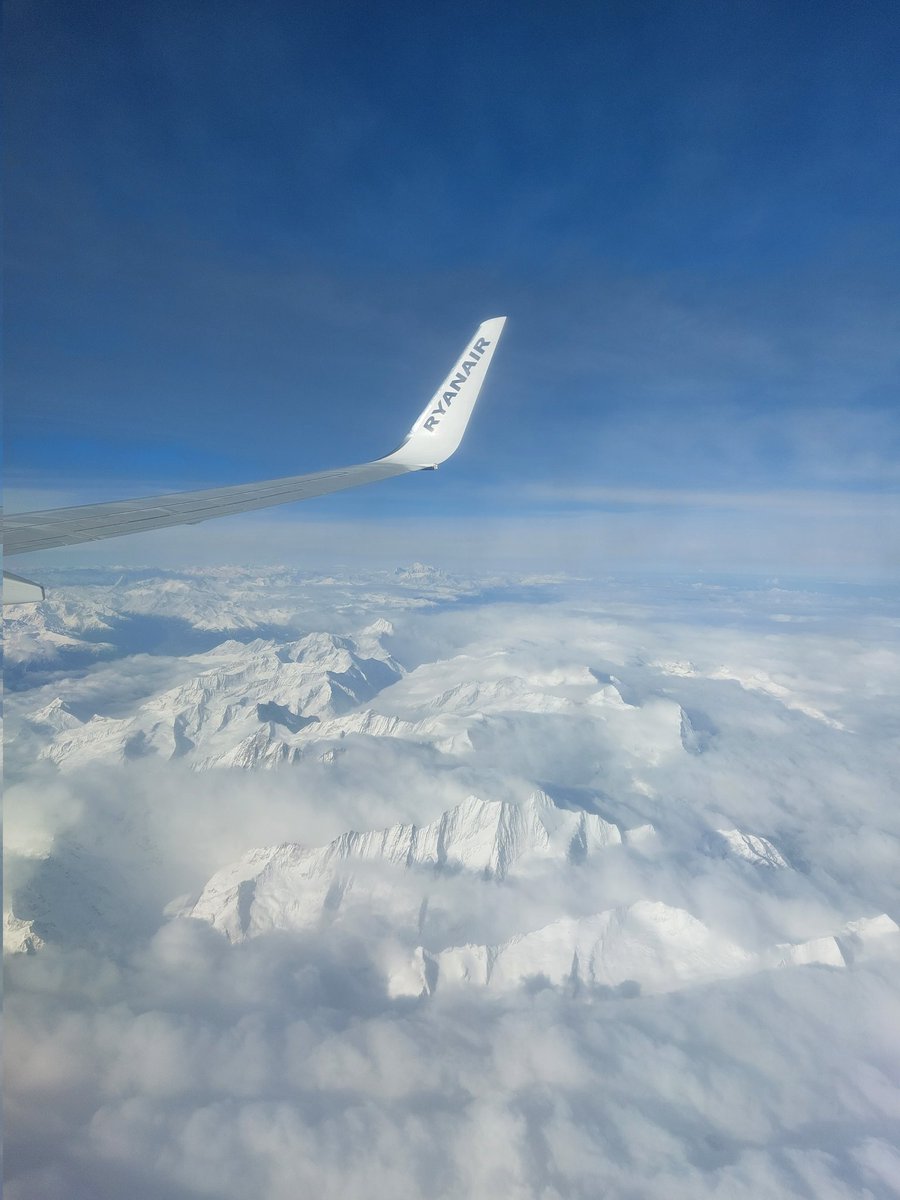 hhughes370's tweet photo. What a glorious day for a @Ryanair flight to Milan. https://t.co/FoheSq9Koz