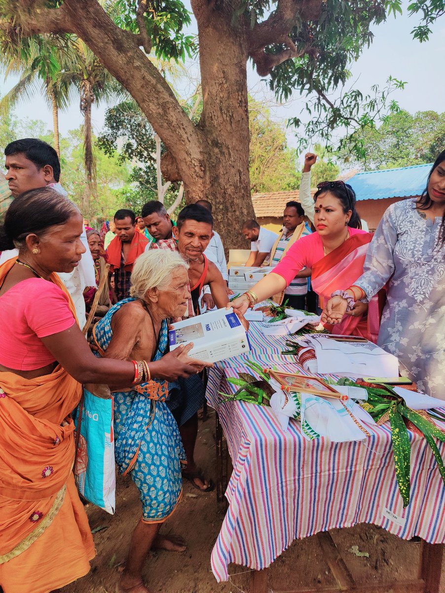 rosalinpatsani's tweet photo. HAPPY MAHA VISHUBA SANKRANTI
#ProjectPavi #Distributiondrive #OurworkOurParichay
IRCTC had extended the CSR support for 250 families by providing the Solar Led Tube Lights to less privileged women of Nandara, Pithagola, Keonjhar the aspirational district of Odisha. https://t.co/lLw47gNx1s