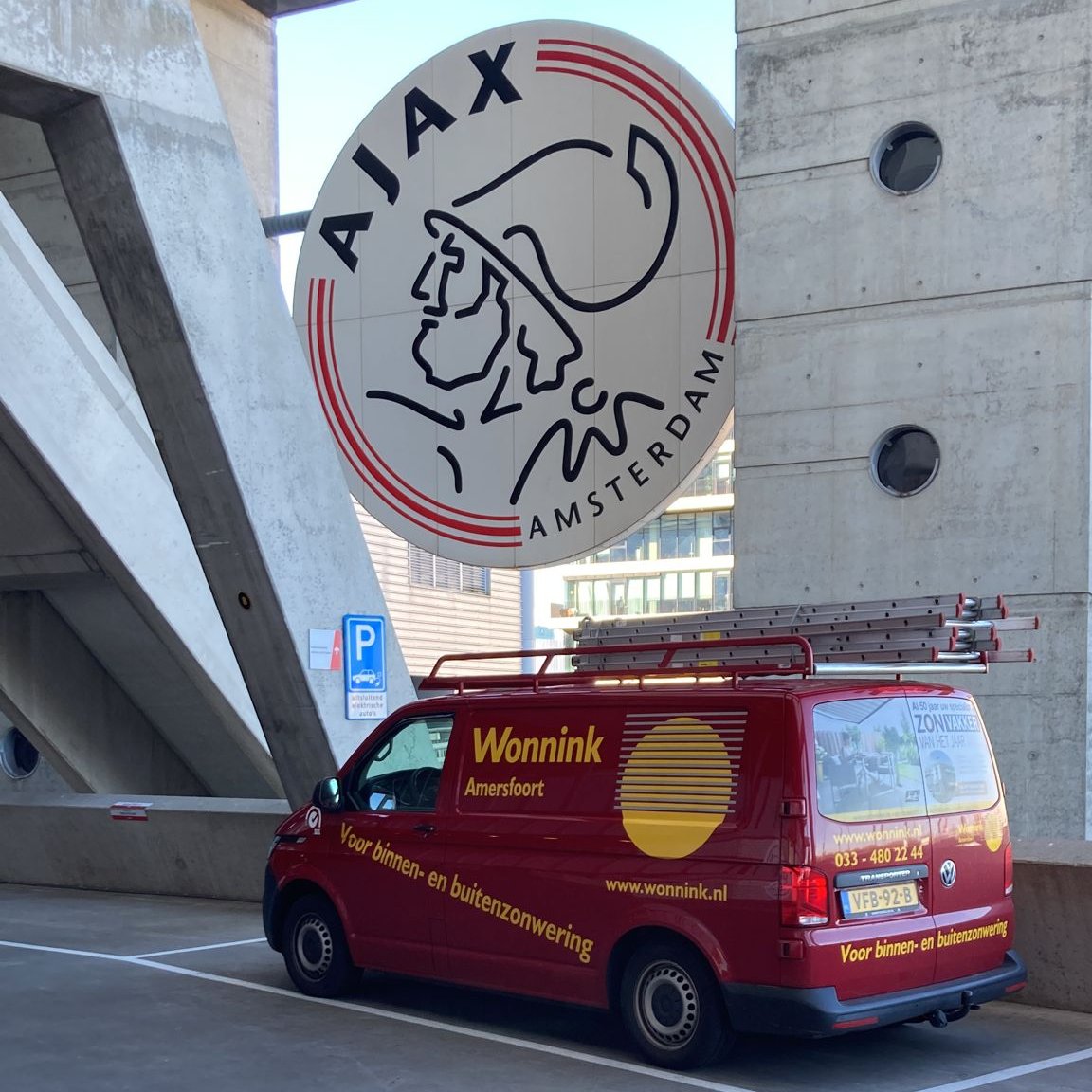 Als zonweringsmonteur maak je iedere dag wat anders mee, je komt overal over de vloer, bent altijd gezellig samen met een collega op pad, je werkt vooral in het zonnetje en je maakt vele mensen blij!

En heel soms, dan mag je op bezoek bij hele speciale klanten ;-)
#Ajax