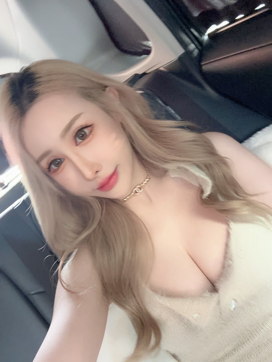 想要我把手機再拿高一點，近一點嗎
是想要我靠近哪呢😈
https://t.co/c7BGli0cA6 https://t.co/NFi3ULxrHs