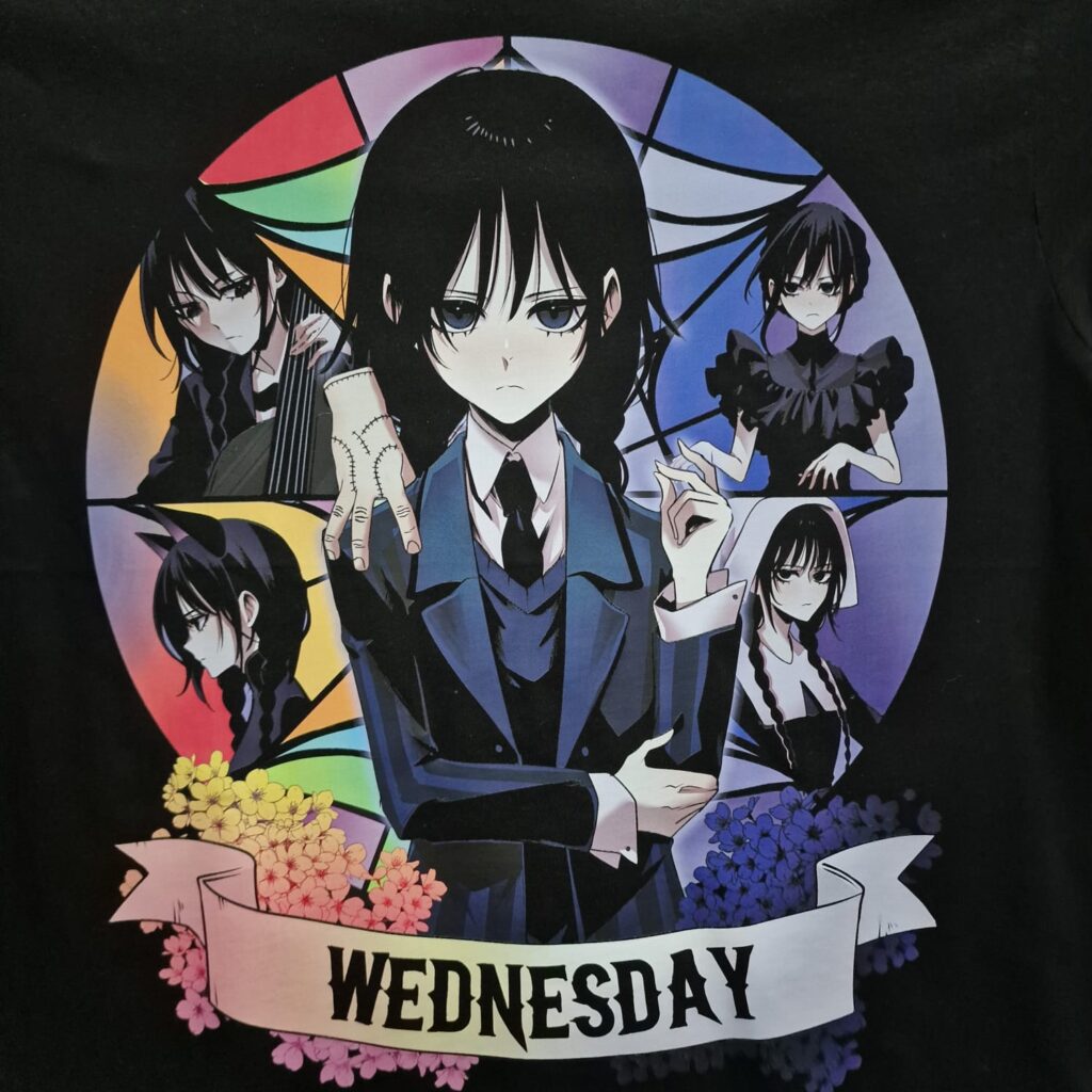 Console_Corp's tweet image. Con la vidriera de fondo adornada con algunas escenas mítica de la serie. 
Dale un toque gótico a tu armario con esta camiseta 🖤
Además, no nos olvidamos de Cosa, que esta sobre el hombro de Miércoles 😌
En colaboración con @Rawder_Beoluve para darle ese toque kawaii