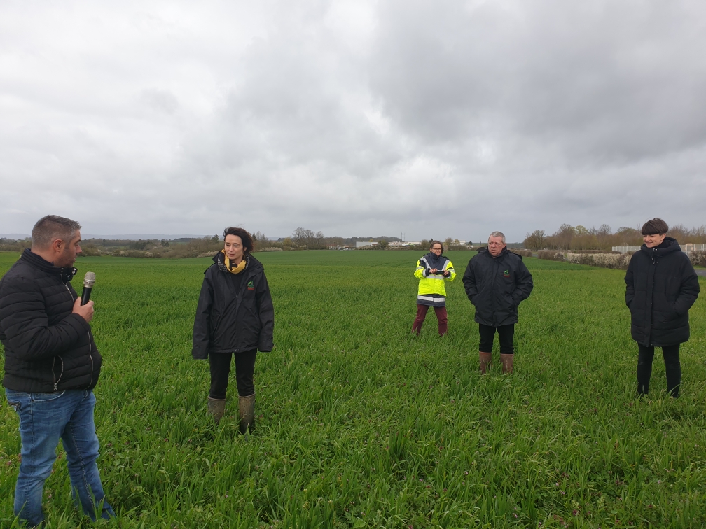 agence_eau_RM's tweet image. Visite d'exploitations agricoles engagées dans le dispositif de Paiements pour Services Environnementaux sur le Rupt-de-Mad. Le Syndicat des Eaux de la Région Messine valorise les systèmes d’exploitations ou cultures adaptés pour préserver la ressource en eau. #PSE
