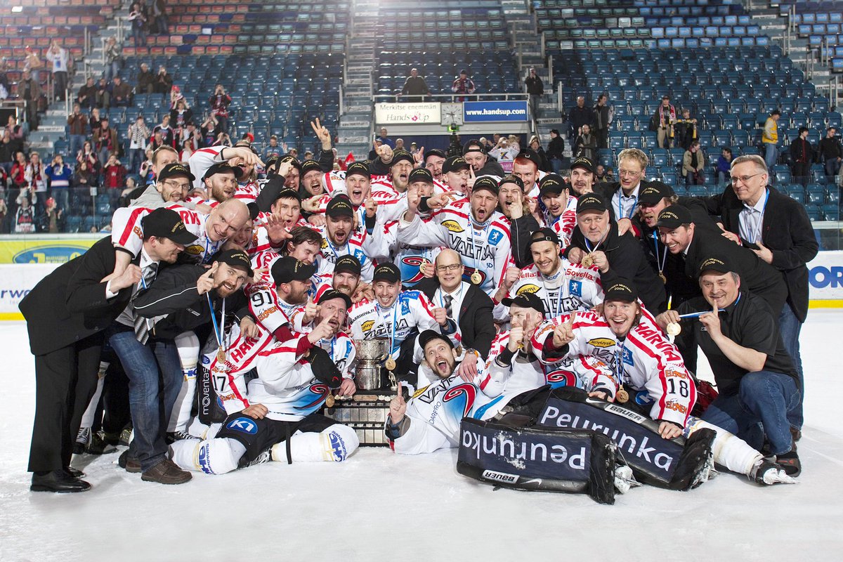 Tasan 14 vuotta sitten JYP voitti seurahistorian ensimmäisen Suomen mestaruuden! 🏆

JYP vei <a href="/smliiga/">Liiga</a> finaalit 2009 Oulun Kärppiä vastaan puhtaasti nimiinsä voitoin 4-0. 🌪🏒

Missä sinä juhlit, kun historiallinen mestaruus ratkesi Oulussa? 🙌🏻

#JYPliiga #meollaanJYP #Liiga
