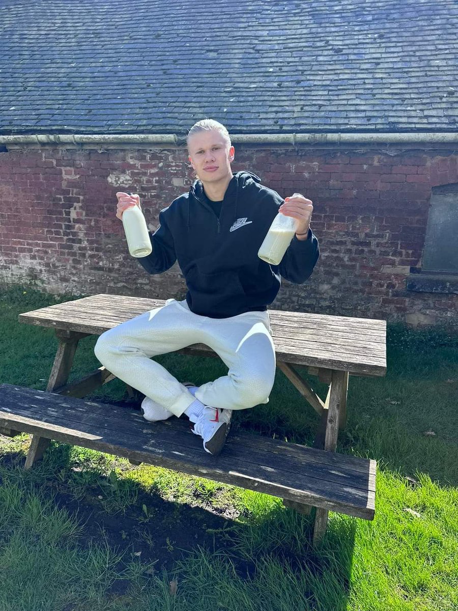 AlJohnston06's tweet photo. Erling Haaland and his magic potion 🥛  .  This is probably the best and most cost-effective advert for milk consumption at the moment and so much better than for you and your wallet when compared to PRIME energy @dairyuk @AHDB_Dairy. https://t.co/tiwj7VUgfx