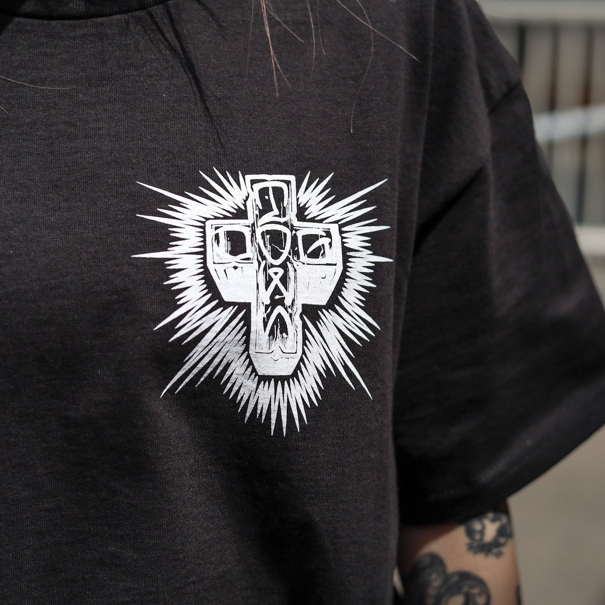 Feelin_osaka's tweet photo. 【DOGTOWN】JESSE MARTINEZ GUADALUPE HANDSHAKE TEE (BLACK) Mサイズ
https://t.co/CMyNKVCdZD
レジェンドスケーター #JesseMartinez モデルのS/S TEE。
カラーのグラフィックがBLACKボディに映える一枚。
オールブラックのスタイリングでさらに際立たせるのも◎
#dogtown #feelinosaka #feelin https://t.co/VKwaP7DjkG