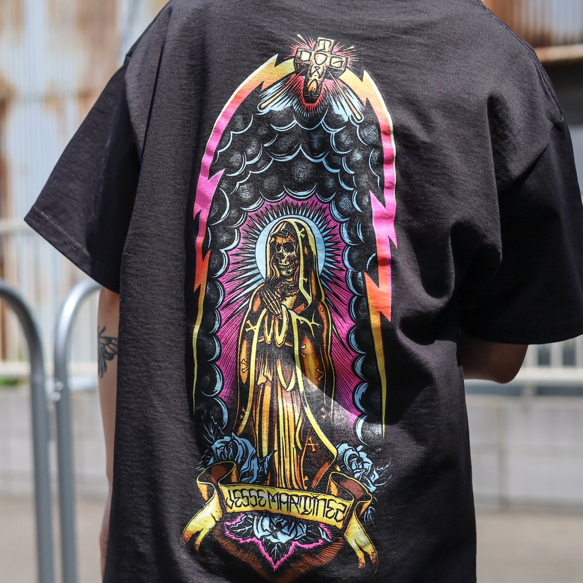 Feelin_osaka's tweet photo. 【DOGTOWN】JESSE MARTINEZ GUADALUPE HANDSHAKE TEE (BLACK) Mサイズ
https://t.co/CMyNKVCdZD
レジェンドスケーター #JesseMartinez モデルのS/S TEE。
カラーのグラフィックがBLACKボディに映える一枚。
オールブラックのスタイリングでさらに際立たせるのも◎
#dogtown #feelinosaka #feelin https://t.co/VKwaP7DjkG