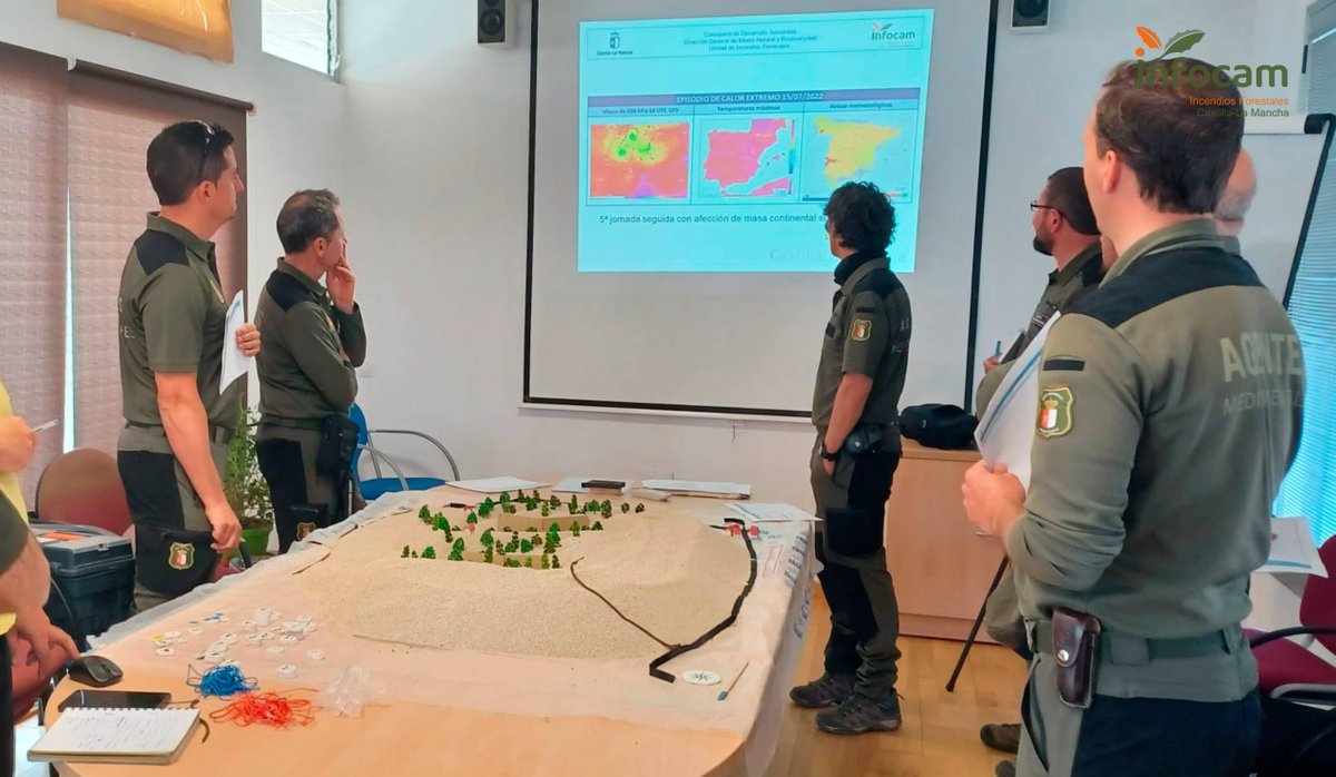 Plan_INFOCAM's tweet photo. Esta semana hemos realizado unas nuevas jornadas de formación y entrenamiento del Sistema de Manejo de Emergencias en #IIFF🔥🔥 #SMEIF y en banco de arena del @Plan_INFOCAM, con @AAMM_JCCM
📸🏙️#COP de #Guadalajara https://t.co/bDR3UJvzxB
