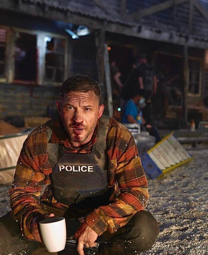 Filmy_HD's tweet photo. Съёмки экшен фильма «Хаос» (Havoc) с Томом Харди сейчас в самом разгаре. Ставит это все для Netflix режиссер «Рейдов» Гарет Эванс. https://t.co/nFilJMwvTT
