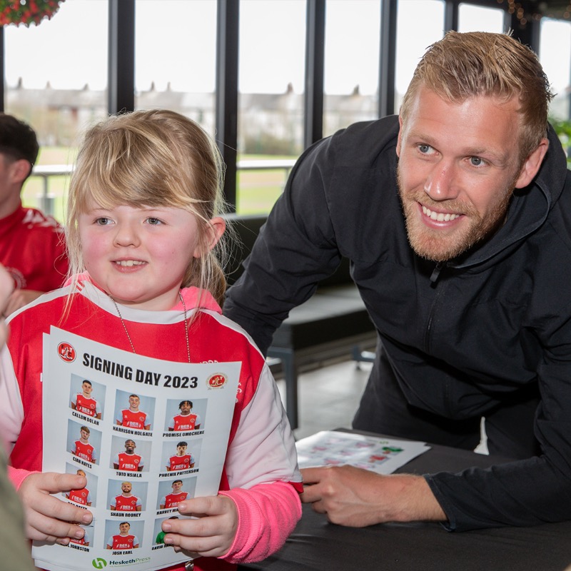 ftfc's tweet photo. 𝗛𝘂𝗻𝗱𝗿𝗲𝗱𝘀 𝗮𝘁𝘁𝗲𝗻𝗱 𝗦𝗺𝗶𝗹𝗲 &amp; 𝗦𝗶𝗴𝗻 𝗲𝘃𝗲𝗻𝘁 👋

It was amazing to see so many of you down at @PoolfootFarm yesterday for the @FTFCOSC initiative - we can't wait for the next one! 🙌

#OnwardTogether | @heskethpress