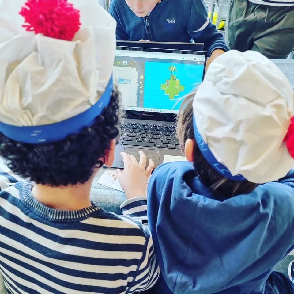 codingpark's tweet image. Les petits marins apprennent à coder avec Coding Park au festival @festirobot76 ! 😄🌊