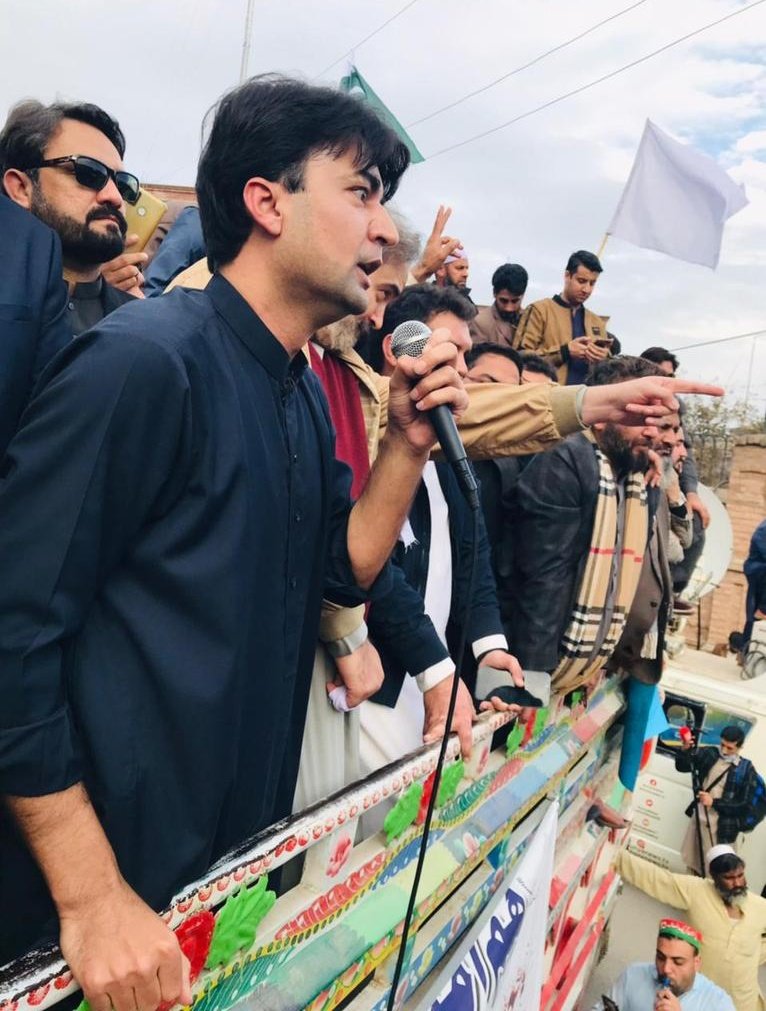 مراد سعید کی جان کو خطرہ

پشتو میں نامعلوم افراد کی مراد سعید کے ساتھ کچھ لیک ٹیلی فون کال سنی جس میں مراد سعید کو جان سے مارنے کی دھمکیاں دہ جا رہی ہے، نامعلوم افراد کہہ رہے تھے تم ہو کون عوام کو نکال کر ہمارے سامنے کھڑے ہونے والے۔
مراد سعید نے جواب دیا جو کرنا ہے کرو۔

مراد