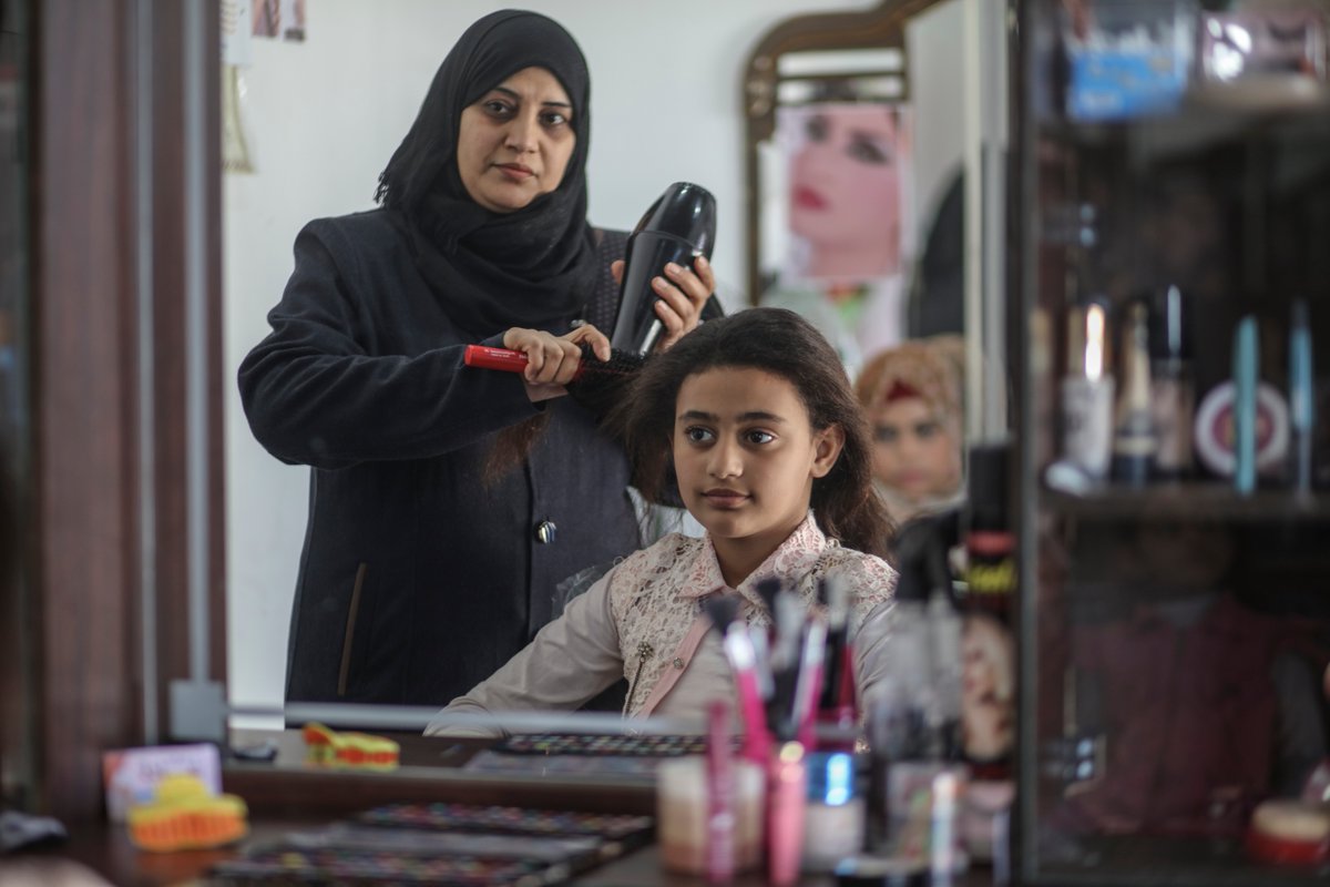 Acontraelhambre's tweet photo. ‘Tengo mi propio negocio, por el que me levanto cada mañana’. Yasmeen una mujer independiente en #Gaza, beneficiaria de nuestro programa que le permitió conseguir los recursos necesarios para abrir el salón de belleza en su casa.  

Conoce su historia 👉 https://t.co/hrnE3uK0Db https://t.co/aYMwoj0hZl