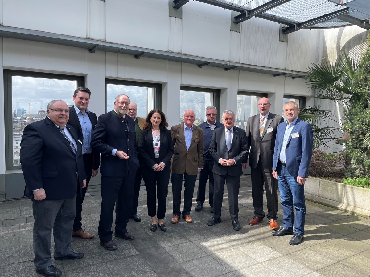 Landesjagdverband Nordrhein-Westfalen (@ljv_nrw) on Twitter photo Spitzenvertreter der Verbände der legalen #Waffenbesitzer, der #Schießstätten und der #DEVA trafen NRW-Innenminister <a href="/hreul/">Herbert Reul</a> zum Informationsaustausch mit Gesprächen über Verwaltungsabläufe. Verbesserungen wurden zugesagt. Spitzenvertreter der Verbände der legalen #Waffenbesitzer, der #Schießstätten und der #DEVA trafen NRW-Innenminister <a href="/hreul/">Herbert Reul</a> zum Informationsaustausch mit Gesprächen über Verwaltungsabläufe. Verbesserungen wurden zugesagt.