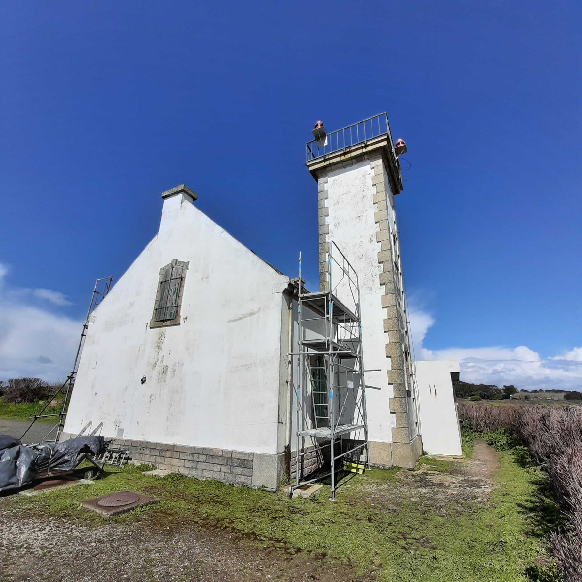 littoral_cdl's tweet photo. 🚧Lancement des travaux au Phare des Chats #IledeGroix #Bretagne où le @littoral_cdl protège 260ha d’un environnement naturel exceptionnel. Restauration du bâti et création d’un gîte patrimonial éco-responsable pour un tourisme respectueux de la #nature. #FranceRelance #littoral https://t.co/O3aeH3iwK7