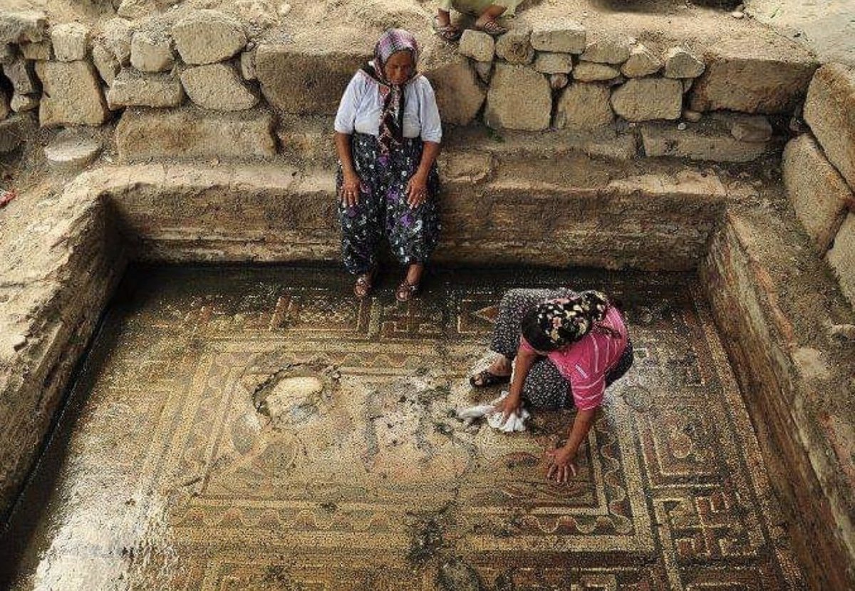 Adana’nın Dilekkaya köyünde yaşayan 72 yaşındaki Hatun Dilci, Anavarza Antik Kenti’nde Roma dönemine tarihi eserleri, müze müdürlüğünün de izniyle evinin bahçesinde sergiliyordu. 

Hatun annemiz 2019 yılında 34 yıl bekçiliğini yaptıktan sonra 80 yaşında vefat etti…