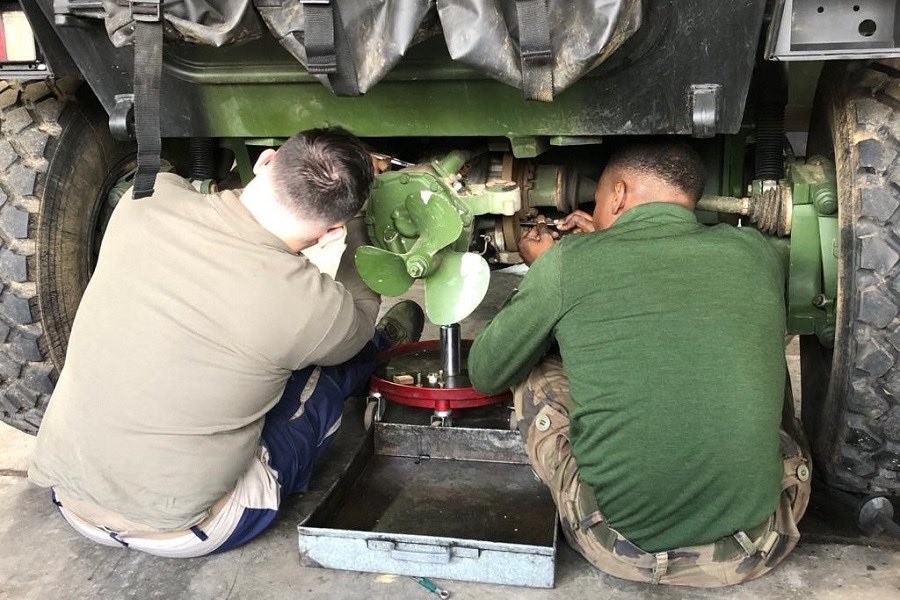 DRHATofficiel's tweet image. 👉Les élèves de l’EMPT en immersion dans l’@armeedeterre ! L’exemple de Nathan👨‍🎓, en période de #formation pro au @2emehussards🪖Objectif : compléter sa formation technique au plus près du terrain encadré par des maintenanciers⚙️🔧#NosJeunesOPS #ALaHauteur bit.ly/3UI3Cb2