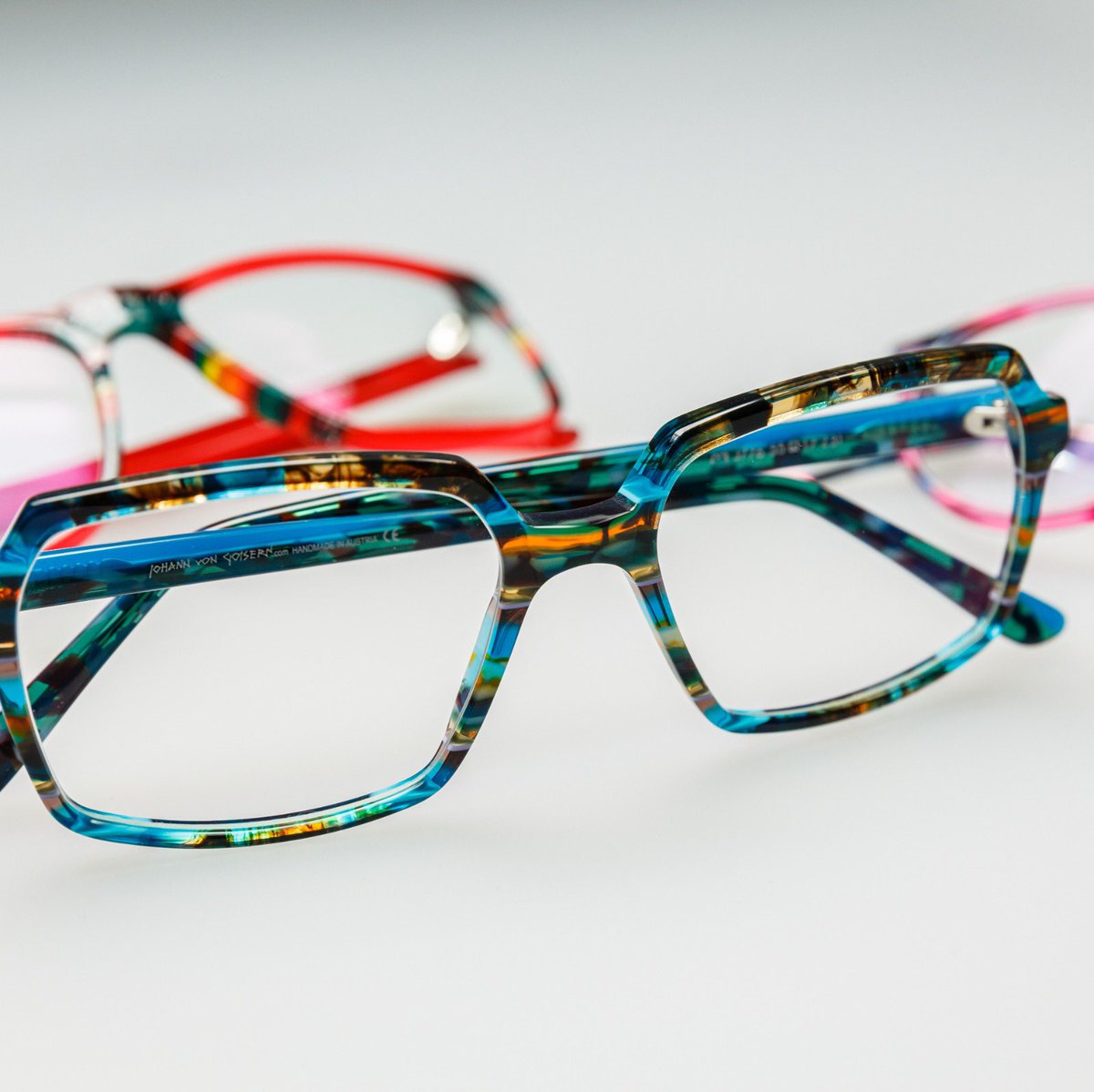 Spring-like green, blues and yellows alternate with an eye-catching pattern. The neutral shape is not distracting and generously supports this sea of colours. 🥰🥰

#colorinspiration #johannvongoisern #daretobedifferent #opticians #framelover #eyewear #eyeweardesign #opticamodelo