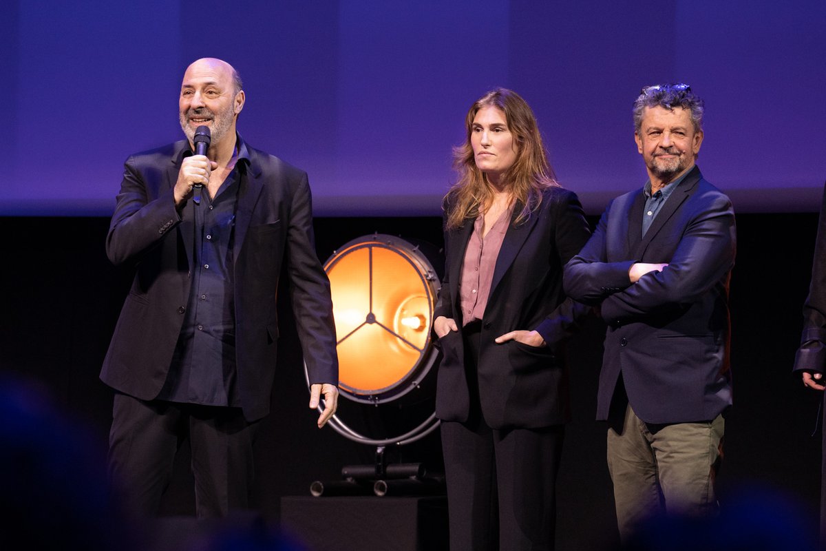 FestSeriesMania's tweet photo. SALADE GRECQUE projetée pour l'ouverture du festival en mars dernier sort aujourd'hui sur @PrimeVideoFR

@CedricKlapisch nous propose la suite sérielle de la fameuse trilogie de L’Auberge espagnole qui nous plonge cette fois à Athènes, en pleine crise économique et migratoire https://t.co/TDTyE2esWZ