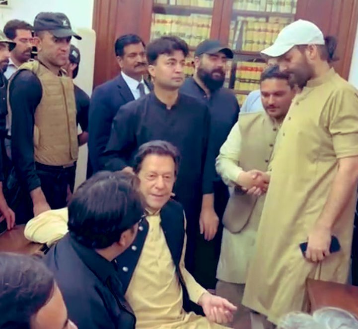 fozisidd's tweet photo. میرے بہادر مرشد ماشاء اللہ کپتان کا ٹائیگر مراد سعید بھی ساتھ 

@ImranKhanPTI
#ActiveInsafians
#WeStandwithConstitution https://t.co/yTdHZAWU9N