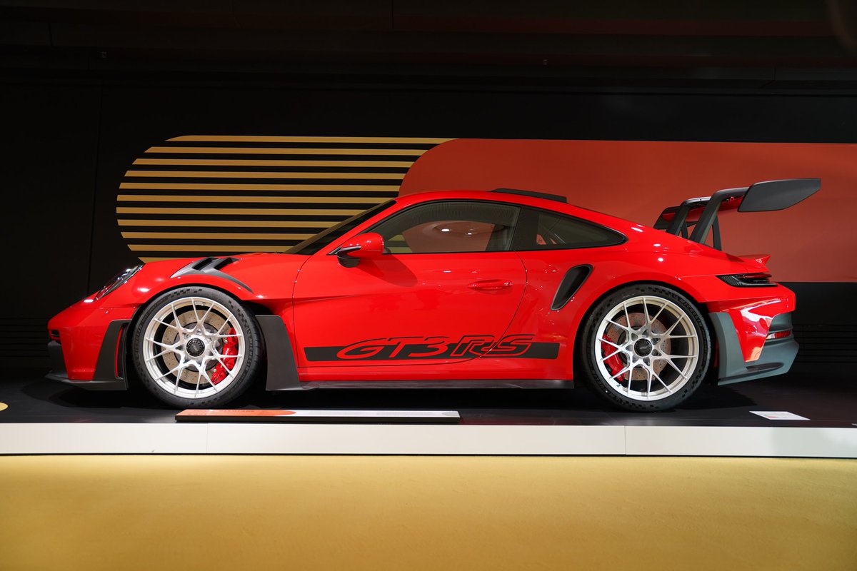 maakdesigner's tweet photo. #Porshe🔥🔥🔥
#GT3 #GT3RS #PORSCHEMOTORSPORT #RedPorsche #Automotive #Cars #PorscheMuseum 
#AutomotivePhotography
#CarEnthusiast #Carlife
#Driving #AutoNews 
#CarReviews #Motorsports
#Racing #ClassicCars
#vintagecars https://t.co/CTe0mIiIxk