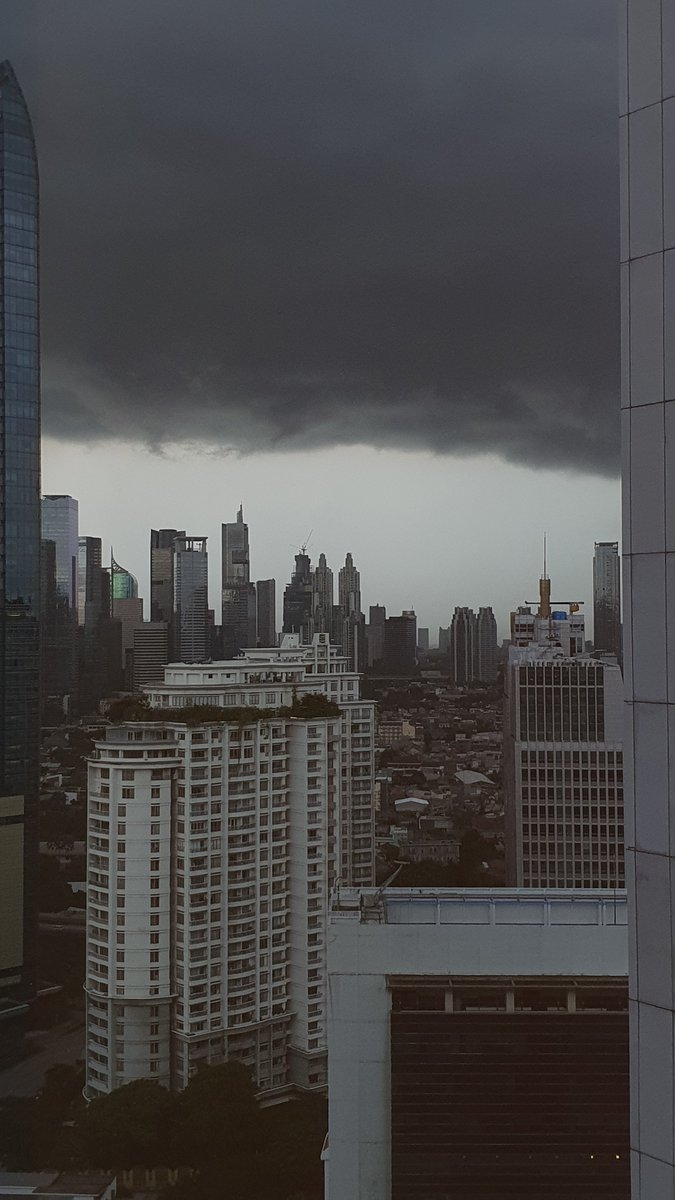 Langit Jakarta hari ini 😱😱😱 (14 April 2023)
Kayak di film apa gaes?

#indonesia #langit #jakarta #hujan #mendung
