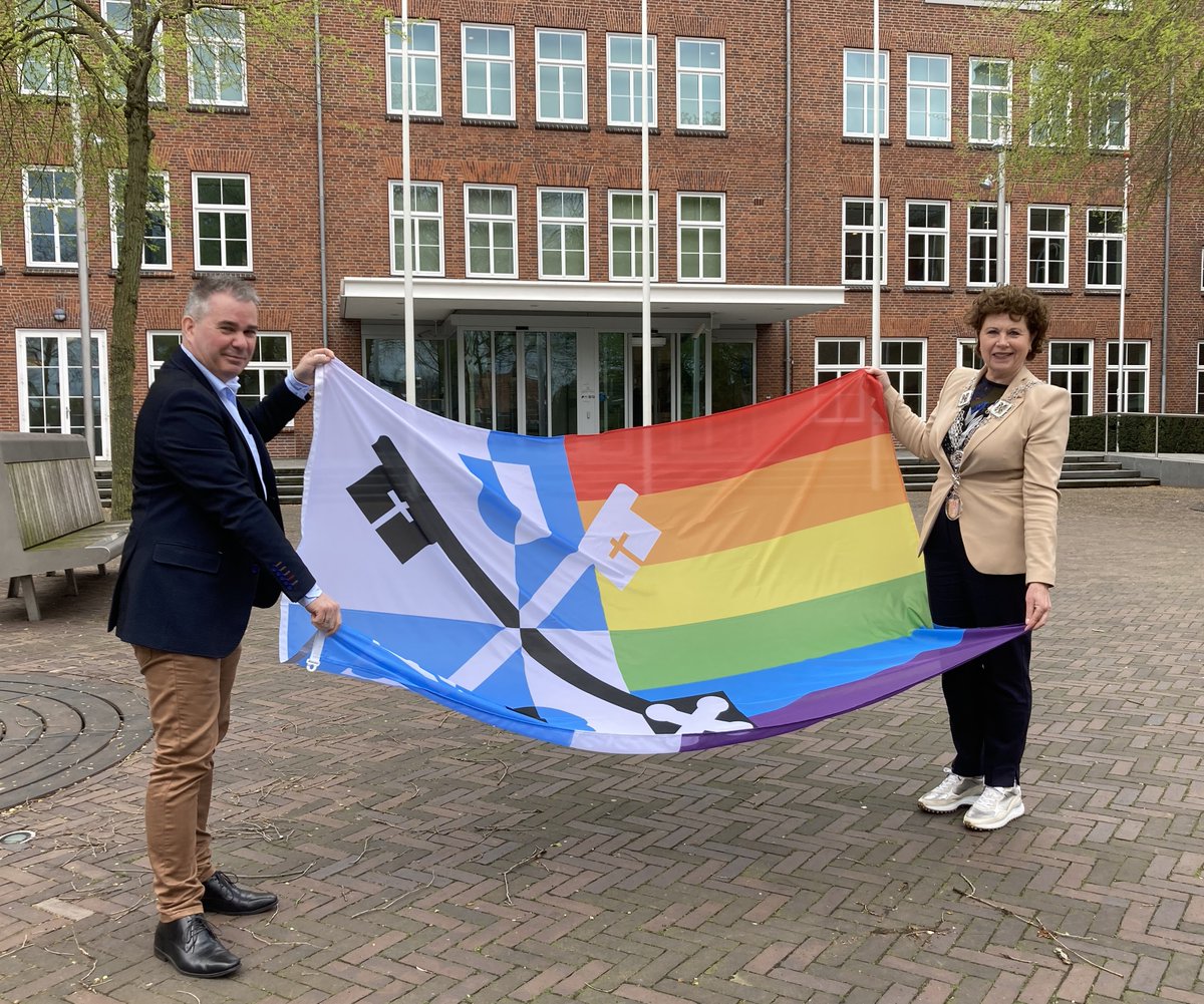 🏳️‍🌈Love is love!🏳️‍🌈

Afgelopen zaterdag zijn LHBTI+ jongeren belaagd tijdens een bijeenkomst van COC in Eindhoven.💔

Onze reactie: we hijsen morgen (za 15/4) de regenboogvlag. Want Venray blijft een plek van acceptatie en tolerantie.

Vier de liefde, mensen! ❤️
#Venrayvooriedereen