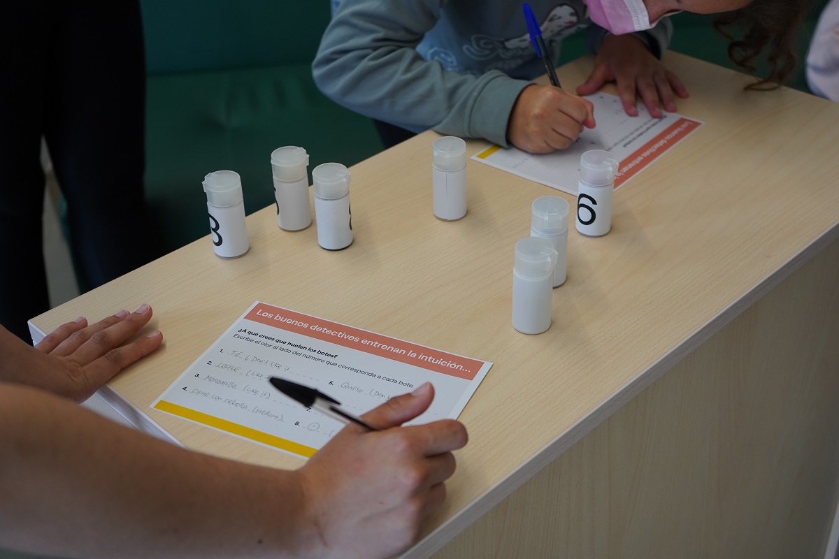 WeMindCluster's tweet photo. A la caza de olores 🔎 👃
Lxs niñxs de @SJDbarcelona_es se convierten en detectives por 1 día 🕵️♀️ 🕵️♂️
#AIRTOPIA organiza una yincana para analizar la percepción de la calidad del #aire y el ambiente que se respira y se vive dentro de un hospital
#AyudasAEI #BigData #IoT #Health https://t.co/ORmmUsdaeQ