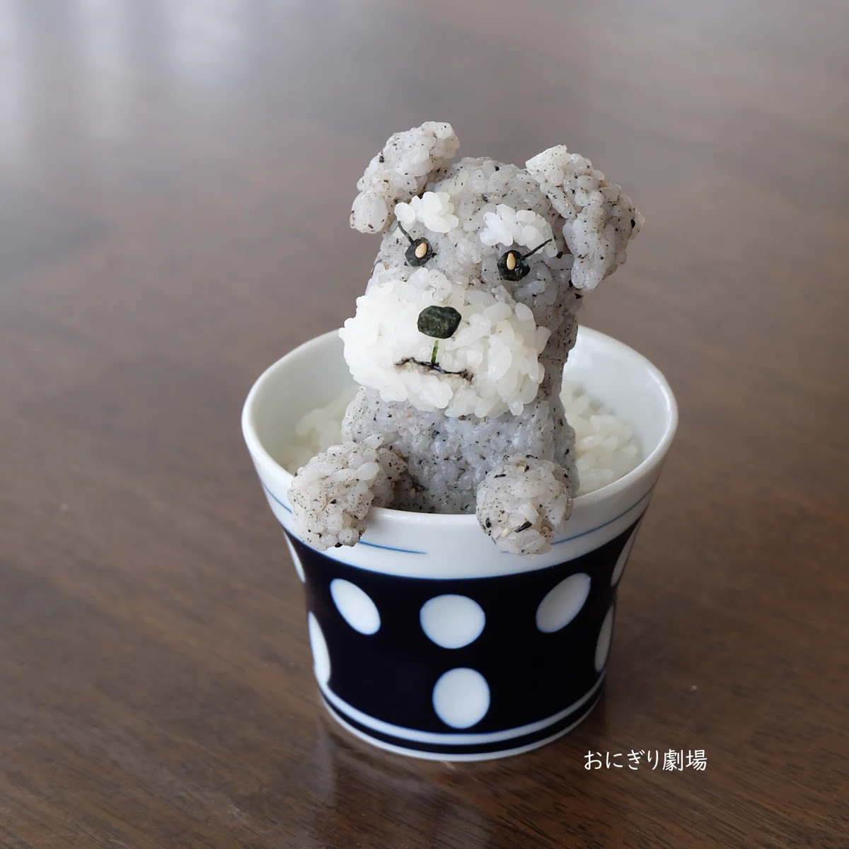 食べずにずっと鑑賞していたくなっちゃいそうな可愛さ！「シュナウザー」のおにぎりが話題に！