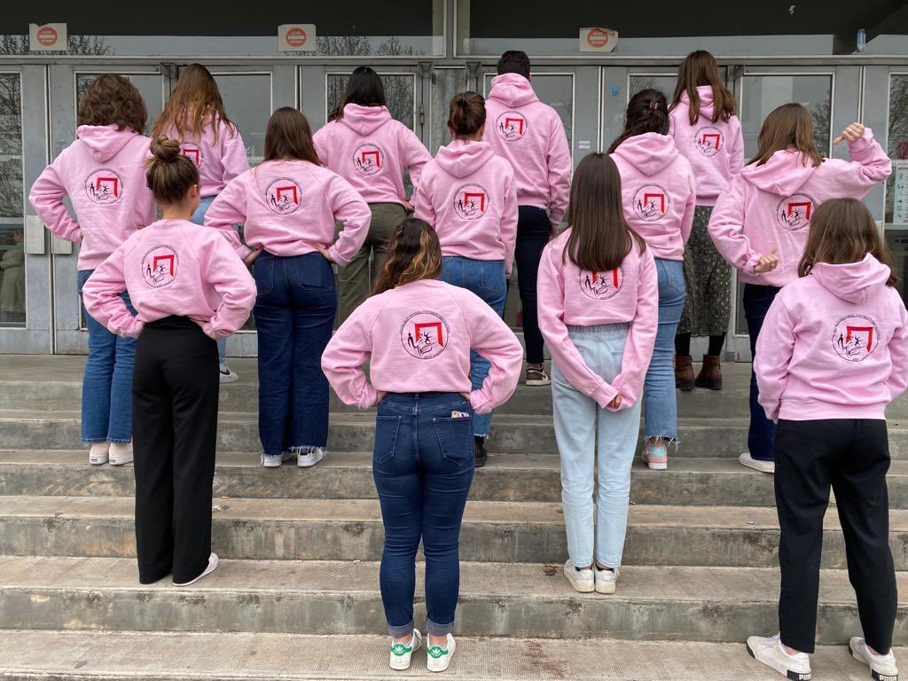 🌸PULL DE PROMO
Le Master droit notarial de l’Université de Nanterre est fier de vous présenter le pull de l’année 2022/2023. Une belle manière de garder un souvenir et de clôturer l’année.