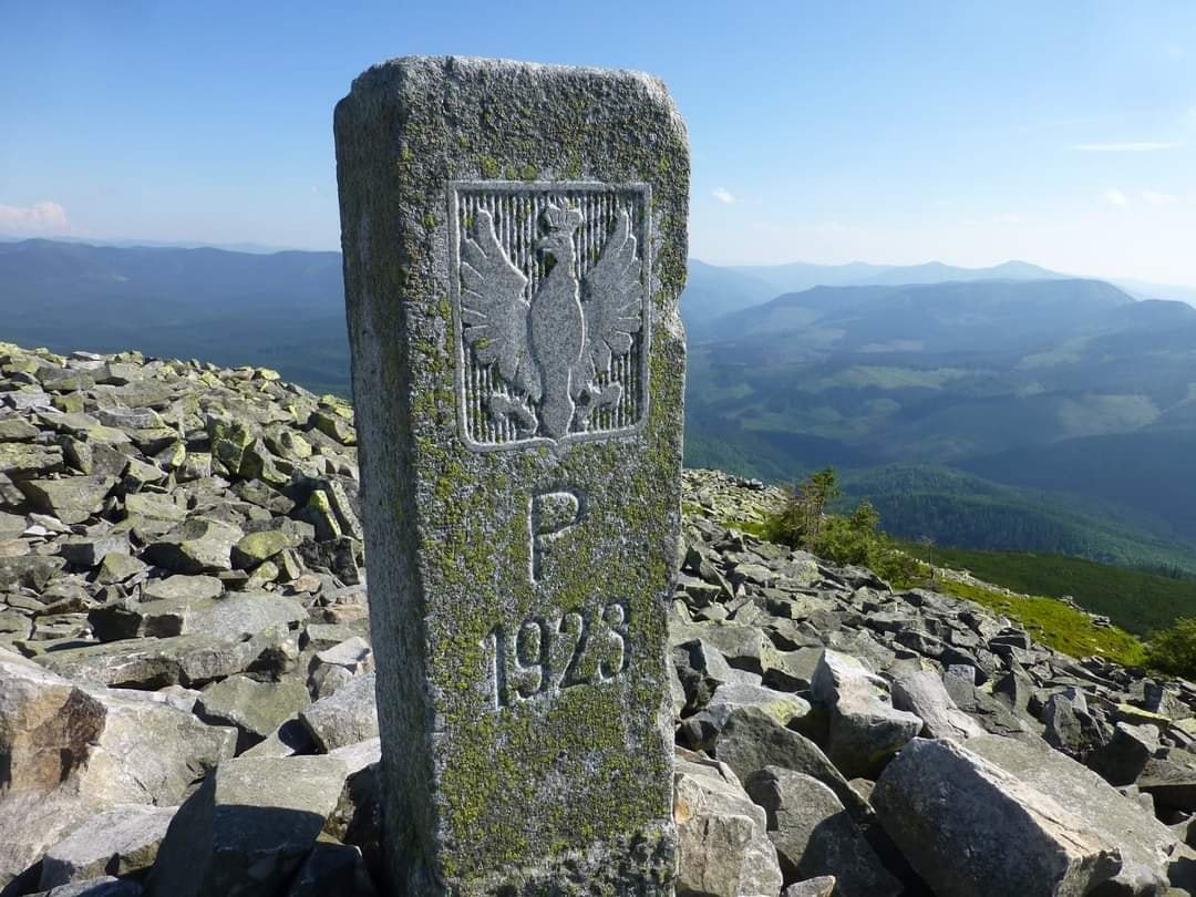 michals_1910's tweet photo. Gorgany, województwo stanisławowskie 
- nasz polski słupek graniczny z 1923r. zachowany na górze Popadii (1740 m n.p.m.) na granicy polsko - czechosłowackiej.

#Kresy #StaryKraj #Polska #Karpaty #Gorgany https://t.co/SB2zBDXTIm