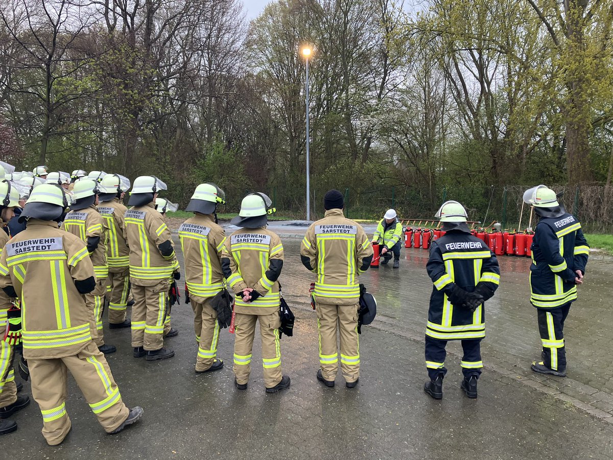 baumgarten_ralf's tweet photo. Freiwillige Feuerwehr der #Stadt Sarstedt übt das Löschen von Gasbränden auf spezieller #Avacon Übungsstrecke 👍🚒😊 https://t.co/RF50U5yK2F