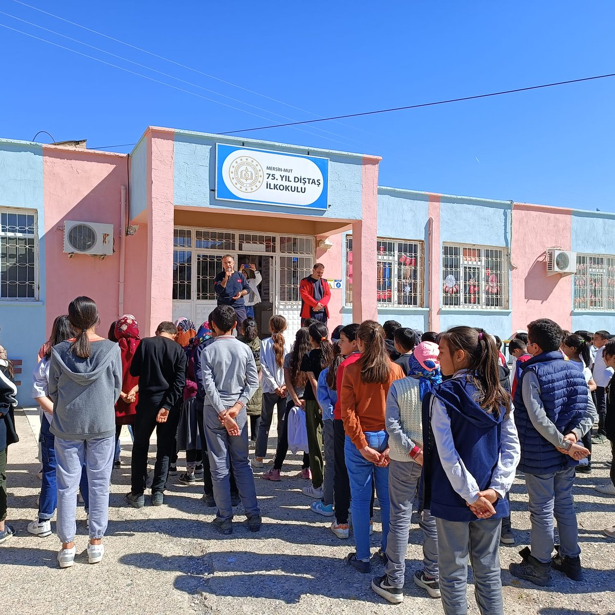 IsmetKok's tweet photo. "Okulum Afete Hazır Yarışması" kapsamında Mersin Büyükşehir Belediyesi Mut İtfaiye Grup Amirliği tarafından 75. Yıl Diştaş İlkokulu/Ortaokuluna deprem tatbikatı, tahliye ve yangın söndürme ile ilgili rehberlik faaliyeti verilmiştir.
@mut_mem
@distas33 https://t.co/6y5DI4bn8n