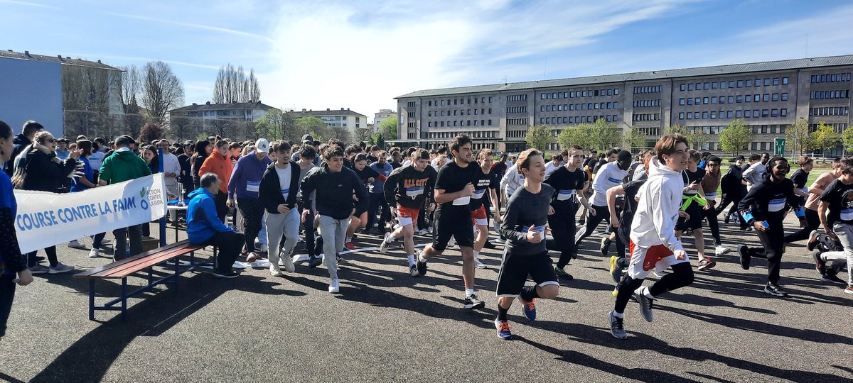 MathieuDepenau's tweet photo. Top départ de la #coursecontrelafaim au Lycée Louis #Couffignal 👍 #solidarité https://t.co/hXfeqm1rMK