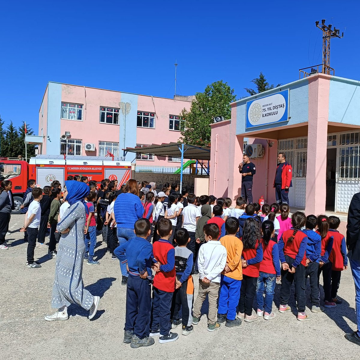 IsmetKok's tweet photo. "Okulum Afete Hazır Yarışması" kapsamında Mersin Büyükşehir Belediyesi Mut İtfaiye Grup Amirliği tarafından 75. Yıl Diştaş İlkokulu/Ortaokuluna deprem tatbikatı, tahliye ve yangın söndürme ile ilgili rehberlik faaliyeti verilmiştir.
@mut_mem
@distas33 https://t.co/6y5DI4bn8n