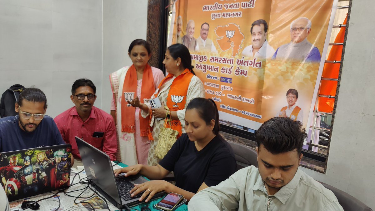 SheelaTarpara's tweet photo. ભારતના બંધારણના ઘડવૈયા ભારતરત્ન આદરણીય ડૉ. બાબાસાહેબ આંબેડકરજીની જયંતિ નિમિત્તે મેડિકલ કેમ્પ, આયુષ્યમં કાર્ડ વગેરે કાર્યક્રમ માં હાજર રહ્યાં હતા.##bjpsuratmm #bjpsuratmahilamorcha #PMModiji #CRPatil #dipikasaradva #samrastann #HarshSanghavi https://t.co/GzwWSuYonb