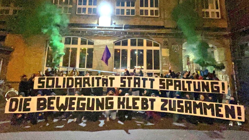 ⚠️ Vorsicht, Falle ⚠️

Es war selten wichtiger, sich nicht zu distanzieren. Bei aller Kritik an Taktik und Strategie von #LetzteGeneration muss klar sein, dass man gemeinsame Gegner hat und dass sie davon profitieren, wenn wir uns streiten.

Foto via <a href="/IL_Berlin/">[IL*] Berlin</a> ❤️