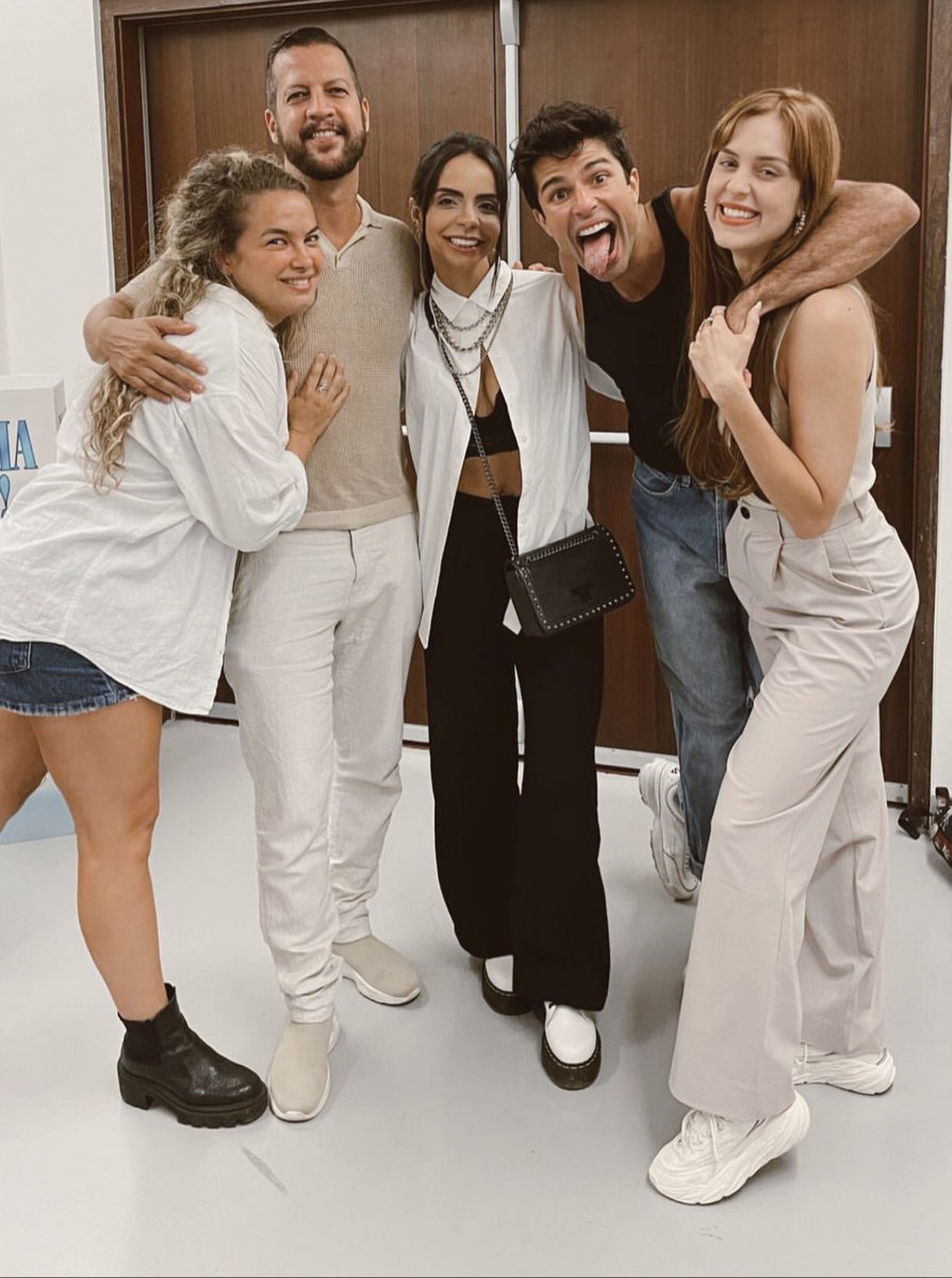 ProjetoLua's tweet photo. 🚨 LuPhia! 
Estamos amando essa semana se encontrinho. Ontem a Lua se encontrou com a @sophiaabrahao na peça Mamma Mia.
.
.
#sophiaabrahão #luablanco #rbr #rebeldesbrasil https://t.co/KroEhtSypW