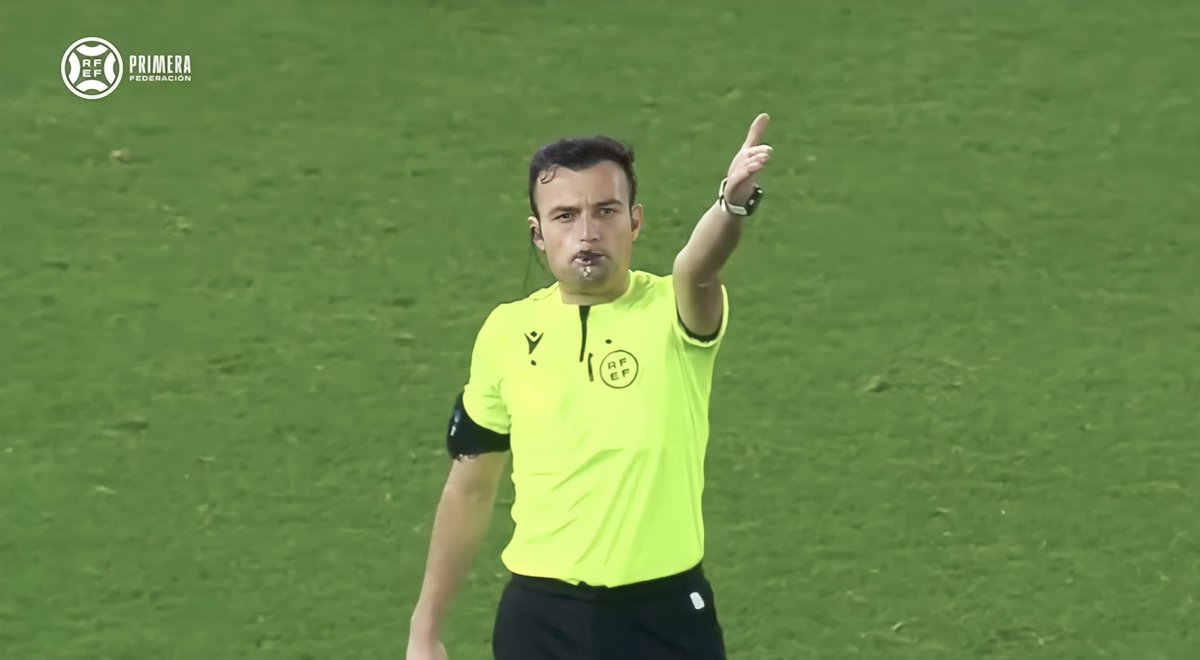 Ayer en #ElFutbolDePrimera tuvimos algo prácticamente inédito en la comunicación de este país: 
ᴇɴᴛʀᴇᴠɪꜱᴛᴀʀ ᴀ ᴜɴ Áʀʙɪᴛʀᴏ ⚖️

Fernando Román Román, colegiado de #PrimeraFederación, nos concedió una entrevista en la que tratamos los siguientes temas

𝐀𝐁𝐑𝐎 𝐇𝐈𝐋𝐎 🧵