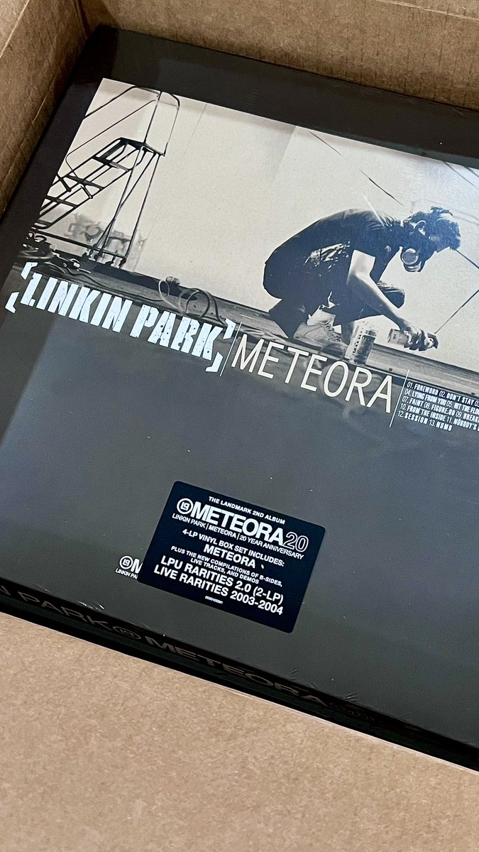 FuYiLong's tweet image. Anyone else has the same manufacture error for #Meteora20 Deluxe Vinyl Box Set? @LPLive @linkinpark